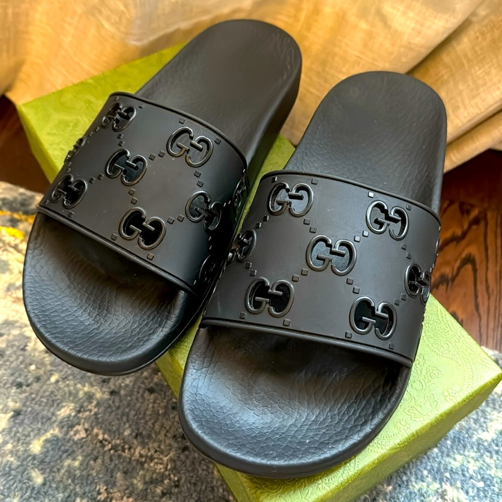 Gucci Pursuit perforated sandals size 40